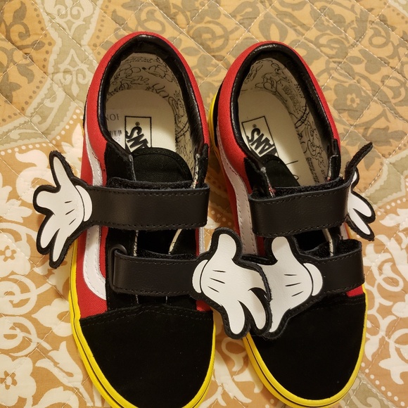 vans mickey hugs